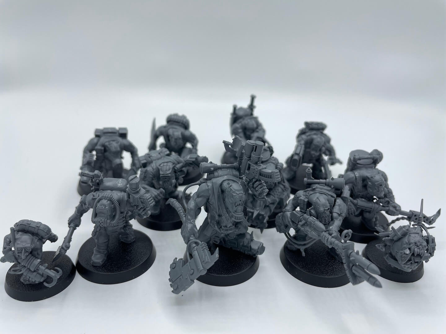 An image of the Warhammer 40K Boarding Patrol Orks unit called the Kommandos, who are dressed in recon gear.
